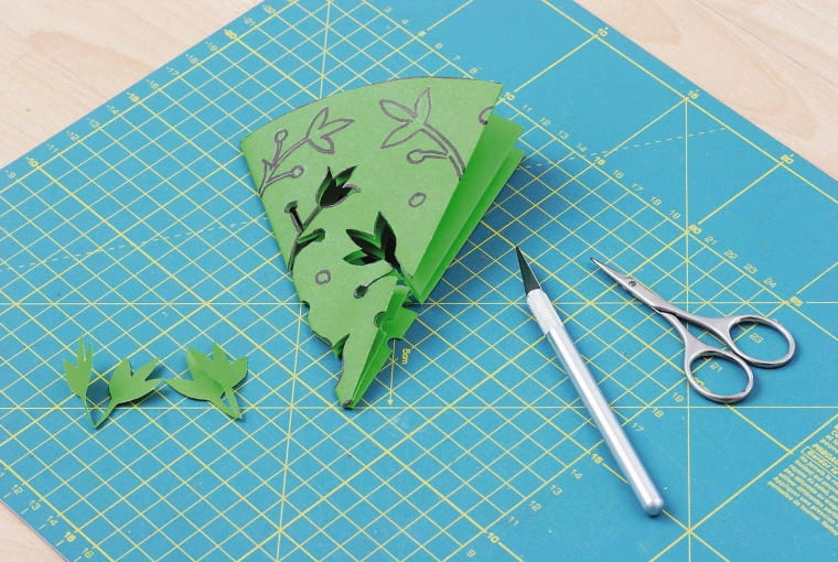 KROK 3. Nożykiem albo nożyczkami wycinamy wzór. Pamiętajmy o podłożeniu gumowej podkładki albo kartonu, aby nie zniszczyć blatu. 23.01.2009 DEKORACJE Z PAPIERU - SERWETKI , WYKONANIE STYLIZACJA KINGA KOLARY - SKOMRO FOT. RADOSLAW WOJNAR PUBLIKACJA CZTERY KATY NR 4 (210) - 4 2009 PUBLIKACJA CZTERY KATY NR 2 (257) - 2 2013 + DODATEK ZTS - PIEKNE DEKORACJE Z PAPIERU SLOWA KLUCZOWE: DEKORACJA PLASTYKA ZDJĘCIE DO WKŁADKI: PUBLIKACJA CZTERY KATY NR 4 (210) - CZASOPISMA