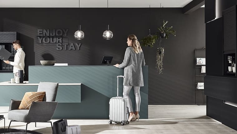 Żaluzje meblowe RAUVOLET noble matt, dostępne w czterech różnych wersjach kolorystycznych, można bez problemu wkomponować w koncepcję aranżacyjną wnętrza tak, aby idealnie pasowały do pozostałych elementów wystroju. Żaluzje meblowe w kuchni