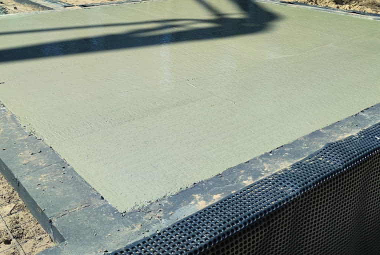 Najpopularniejszym rozwiązaniem jest warstwowe ułożenie podłogi, zaczynając od zagęszczonej podsypki, przez beton podkładowy, izolację przeciwwodną, grubą warstwę ocieplenia, aż po wylewkę