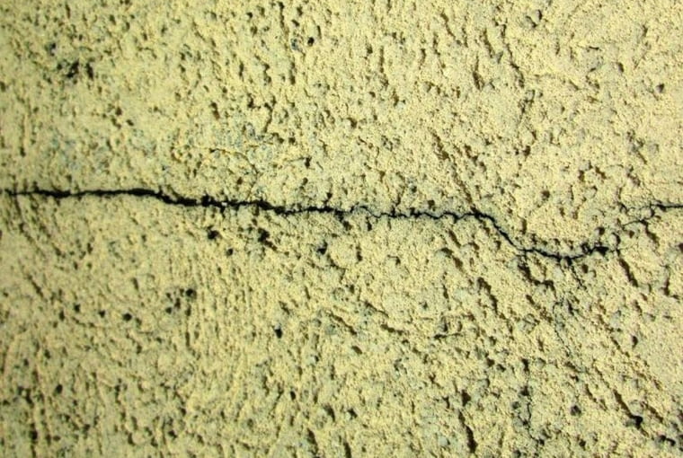 Pęknięcie warstw wierzchnich ocieplenia pęknięcie warstw wierzchnich ocieplenia