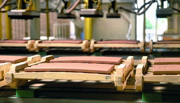 Nasiąkliwość dachówek ceramicznych wiąże się z odpornością na działanie mrozu Nasiąkliwość dachówek ceramicznych wiąże się z odpornością na działanie mrozu