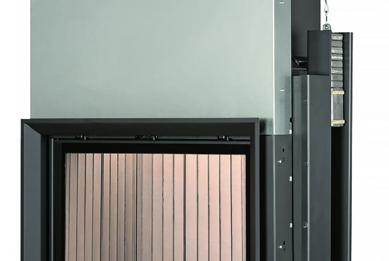 Kamin - Kessel 62/76/BRUNNER | Wymiary (wys./szer./gł.): 1492 x 1065 x 670 mm | ciepło użytkowe z załadunku 3-8 kg drewna - 10-27 kWh | palenisko wykonane ze stali, szyba witroceramiczna, szamot naturalny | w opcji sterowanie procesem spalania i pompą obiegową. Cena (netto): ok. 22 663 zł, www.brunner.pl Kamin - Kessel 62/76/BRUNNER | Wymiary (wys./szer./gł.): 1492 x 1065 x 670 mm | ciepło użytkowe z załadunku 3-8 kg drewna - 10-27 kWh | palenisko wykonane ze stali, szyba witroceramiczna, szamot naturalny | w opcji sterowanie procesem spalania i pompą obiegową. Cena (netto): ok. 22 663 zł, www.brunner.pl