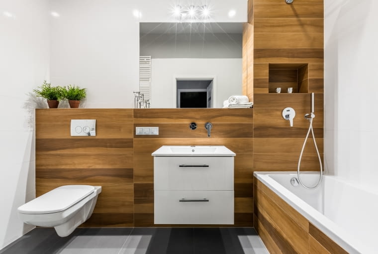 Biel i drewno w łazience biała łazienka z drewnem