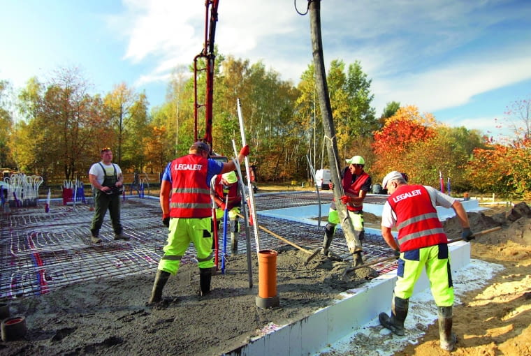 Fundamentowa płyta grzewcza jest specyficzną odmianą ogrzewania podłogowego. Nie jest ona stosowana tak powszechnie jak typowa podłogówka z elementami grzejnymi umieszczonymi w warstwie podkładu podłogowego Fundamentowa płyta grzewcza jest specyficzną odmianą ogrzewania podłogowego. Nie jest ona stosowana tak powszechnie jak typowa podłogówka z elementami grzejnymi umieszczonymi w warstwie podkładu podłogowego