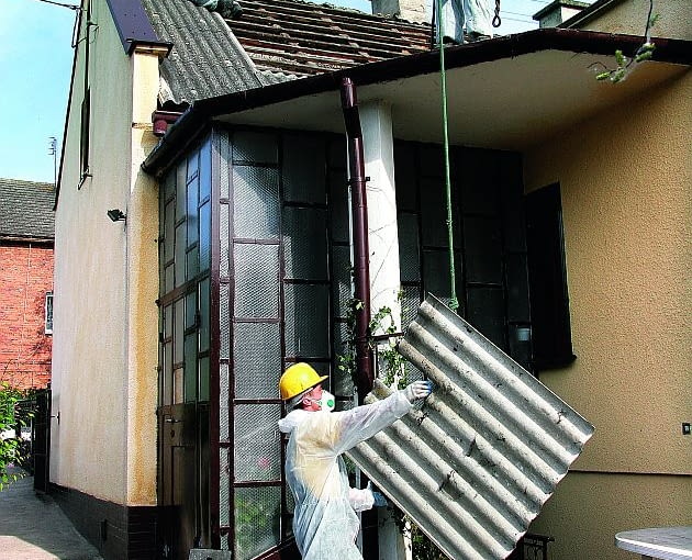 Koszt demontażu takiego pokrycia jest dość spory. Można jednak postarać się o dofinansowanie tego przedsięwzięcia ile kosztuje rozbiórka domu