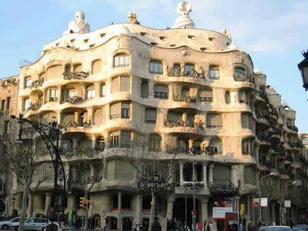 Casa Mila znaczy Dom Mila, na cześć inwestora kamienicy przedsiębiorcy Pere Mila. Barcelończycy przezwali budynek La Pedrera, co znaczy Kamieniołom, bo istotne wygląda jak wielki blok kamienny. jean nouvel, herzog and de meuron, antonio gaudi, architektura, top 10, santiago calatrava, barcelona, hiszpania