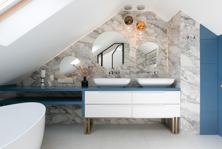 Łazienka rodziców na poddaszu, pod skosem.