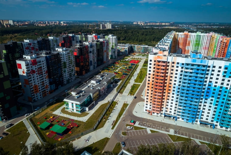 Metamorfoza osiedla z wielkiej płyty na osiedlu Dmitrowskaja Szosa w Moskwie. Metamorfoza osiedla z wielkiej płyty na osiedlu Dmitrovskoe Shosse w Moskwie.