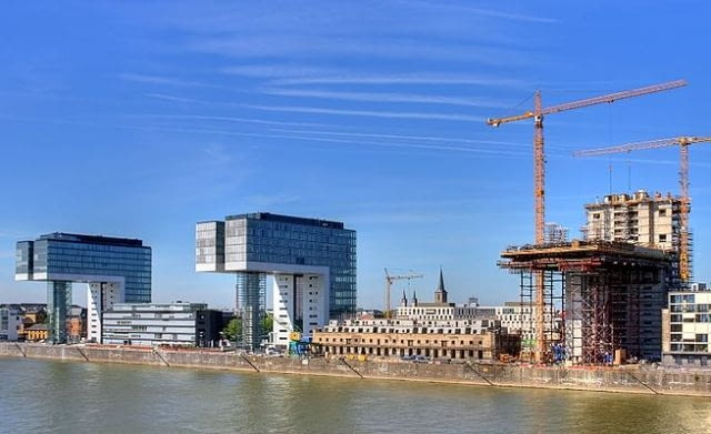 Kranhaus w Kolonii, czyli zespół biurowy, który wygląda jak zrealizowana idea Wygładzaczy Chmur El Lissitzky`ego niemcy, wieżowiec, biurowiec, budynek, realizacja