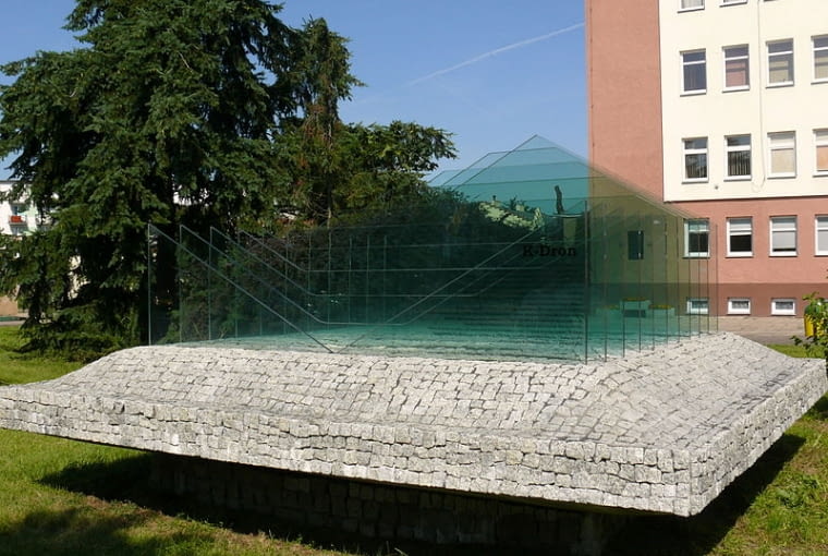 Jedenastościenna bryła geometryczna K-dron, wynalazek Polaka, Janusza Kapusty doczekał się pomnika, który odsłonięto 30 maja 2009 w Kole (woj. wielkopolskie) Jedenastościenna bryła geometryczna K-dron, wynalazek Polaka, Janusza Kapusty doczekał się pomnika, który odsłonięto 30 maja 2009 w Kole (woj. wielkopolskie)