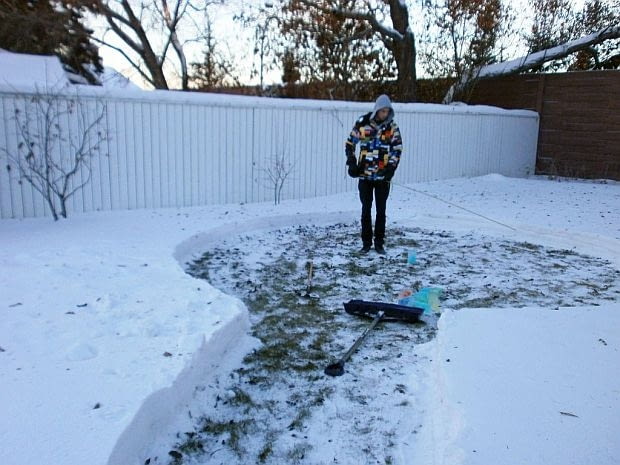 Przygotujmy miejsce, na którym stanie nasze igloo. jak zbudować igloo, igloo, kolorowe igloo, tęczowe igloo