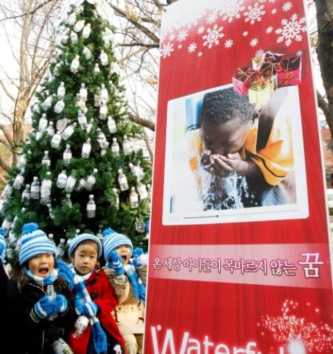 Korea Południowa: Choinka w centrum Seulu, udekorowana butelkami z wodą to część kampanii Waterful Christmas na rzecz dostarczania czystej wody afrykańskim dzieciom. Choinka w centrum Seulu, udekorowana butelkami z wodą to część kampanii Waterful Christmas na rzecz dostarczania czystej wody afrykańskim dzieciom.