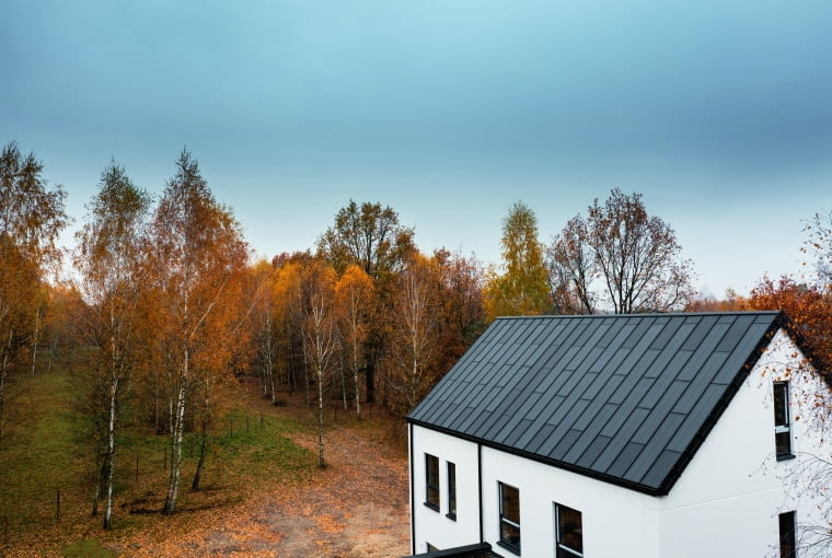 Kompletny system fotowoltaiczny w pełni zintegrowany z blaszanym pokryciem prezentuje idealną, niezaburzoną formę dachu