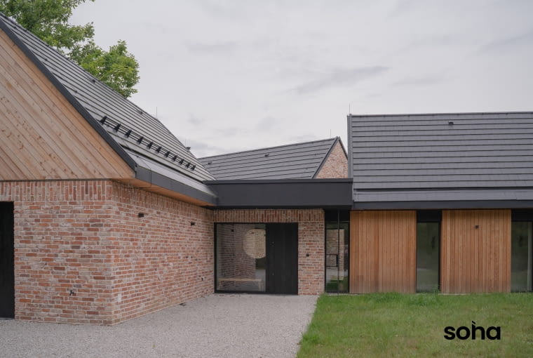 Zgodnie z projektem pani Karoliny rodzinna siedziba przybrała formę trzech domów-stodół, połączonych ze sobą płaską bryłą Zgodnie z projektem pani Karoliny rodzinna siedziba przybrała formę trzech domów-stodół, połączonych ze sobą płaską bryłą