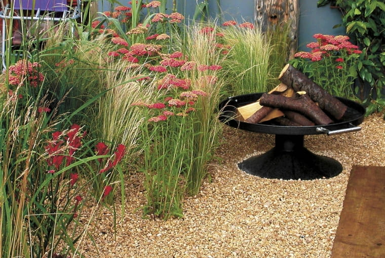 10.07.2004 OGROD , OGNISKO FOT. KATARZYNA BELLINGHAM PUBLIKACJA KWIETNIK NR 10 (178) - 10 2009 SLOWA KLUCZOWE: OGROD OGNISKO ZDJĘCIE DO WKŁADKI: PUBLIKACJA KWIETNIK NR 10 (178) - CZASOPISMA