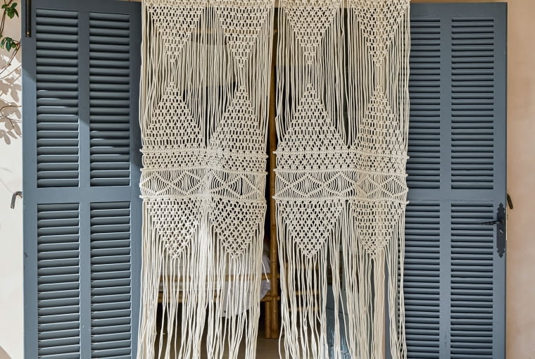 Zasłona Kivelli – artystyczny wygląd makramy. Doskonale sprawdzi się także w roli dekoracji ściany, 250 x 140 cm, 459 zł. Zasłona Kivelli – artystyczny wygląd makramy. Doskonale sprawdzi się także w roli dekoracji ściany, 250 x 140 cm, 459 zł.