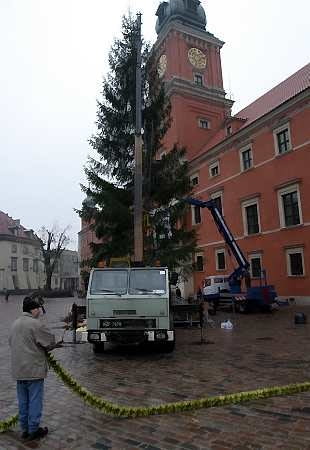2004 29.11.2004 , STARE MIASTO , PLAC ZAMKOWY , CHOINKA I PIERWSZE PROBY PRZYOZDABIANIA JEJ