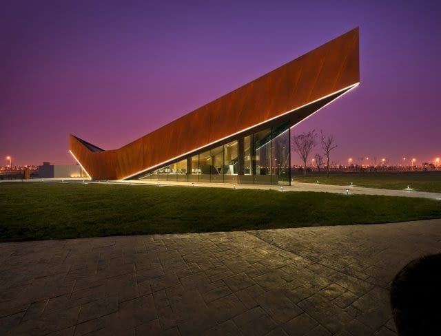 `V` - salon pokazowy firmy Vanke, Tianjin, proj. Ministry of Design, 2011 `V` - salon pokazowy firmy Vanke, Tianjin, proj. Ministry of Design, 2011