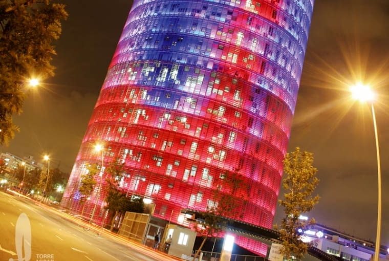 U szczytu Torre Agbar, pod szklaną kopułą, znajduje się punkt widokowy z restauracją. jean nouvel, herzog and de meuron, antonio gaudi, top 10, santiago calatrava, barcelona, hiszpania, architektura