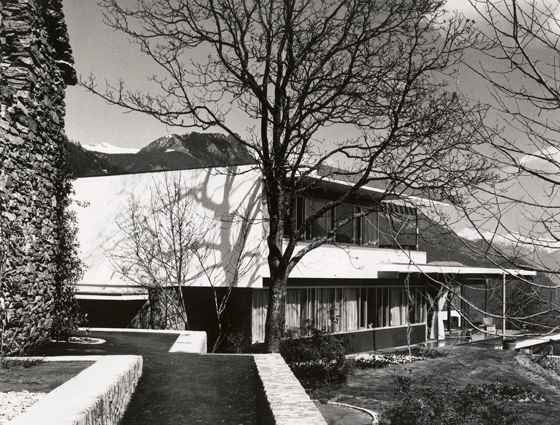 Bucerius House, 1966 Wysoko położona w Alpach willa w Brione znajduje się powyżej jeziora Maggiore, dostarcza zapierających dech w piersiach widoków, które Neutra wykorzystał do maksimum. Rozległy Bucerius House kosztował fortunę, stanowi jeden z najlepszych europejskich projektów architekta. Najbardziej dopracowany, wyszukany i elegancki, stanowiący kamień milowy w jego późnej twórczości. Dom powstał dla wydawcy dziennika 'Der Zeit' - Gerda Buceriusa. Szczęśliwie obecny właściciel willi poddaje budynek kompleksowej renowacji. richard neutra, niemcy, modernizm, szwajcaria, wystawa, dom jednorodzinny