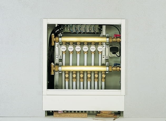 Skrzynka rozdzielcza z wyposażeniem