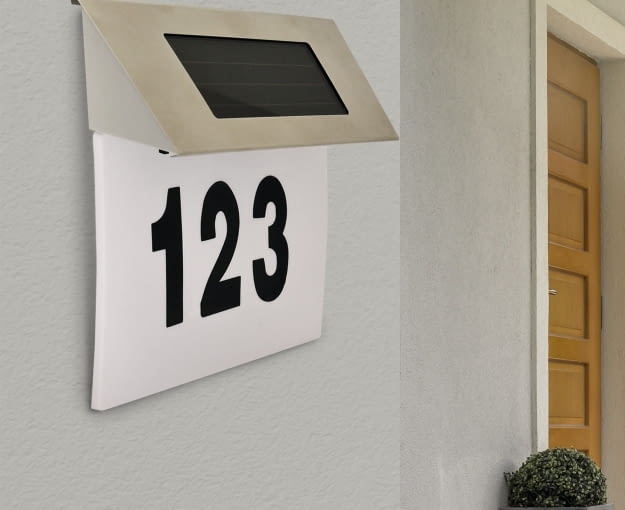 Podświetlany numer domu solarny nie wymaga przygotowania instalacji elektrycznej, Polux