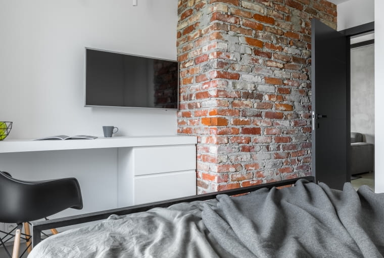 Aranżacja mieszkania: szarości i czerwona cegła