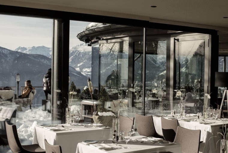 Wnętrze restauracji jest całkowicie przeszklone. hotel, narty, Tyrol