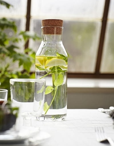 IKEA 365+. Karafka z korkiem (27 cm wysokości, 1 l pojemności). Cena: 12,99 zł. IKEA, naczynia z ikea, 365+, garnki, nowości, sztućce