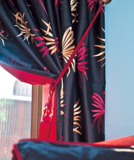 DEKORACJE - OKNO W DOSTOJNEJ SZACIE. Sznury z chwostami służą w ciągu dnia do podpinania zasłon do uchwytów po bokach okna. To kolejny stylowy element aranżacji.