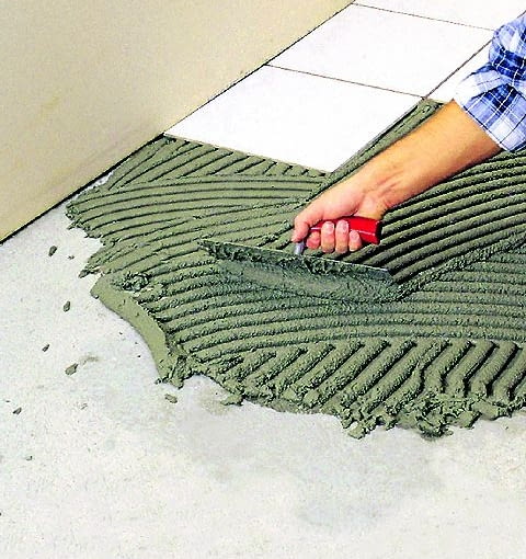 Do przyklejania glazury i terakoty na 'łatwe' podłoża używamy kleju cementowego klej do płytek, układanie płytek
