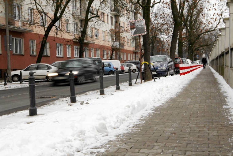 Slupki parkingowe 18.02.2013 Warszawa . Slupki parkingowe zamontowane wzdluz ulicy Krzywickiego . Fot. Stefan Romanik / Agencja Gazeta SLOWA KLUCZOWE: slupek samochod parking przsechodzien