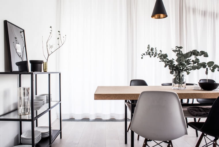 By zachować wrażenie lekkości aranżacyjnej, zamiast klasycznej komody lub szafki na zastawę stołową zdecydowano się na ażurowy regał.