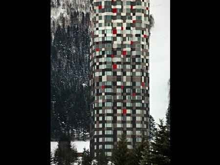Alpha Tomamu Towers, po niedawnej modernizacji projektu Klein Dytham architecture najbardziej kolorowy górski hotel na świecie. 121-metrowe wieże górują nad japońskim kurortem Tomamu, ale dzięki barwnym elewacjom wtapiają się w zmieniający pejzaż. japonia, modernizacja, kolor, wieżowiec, hotel