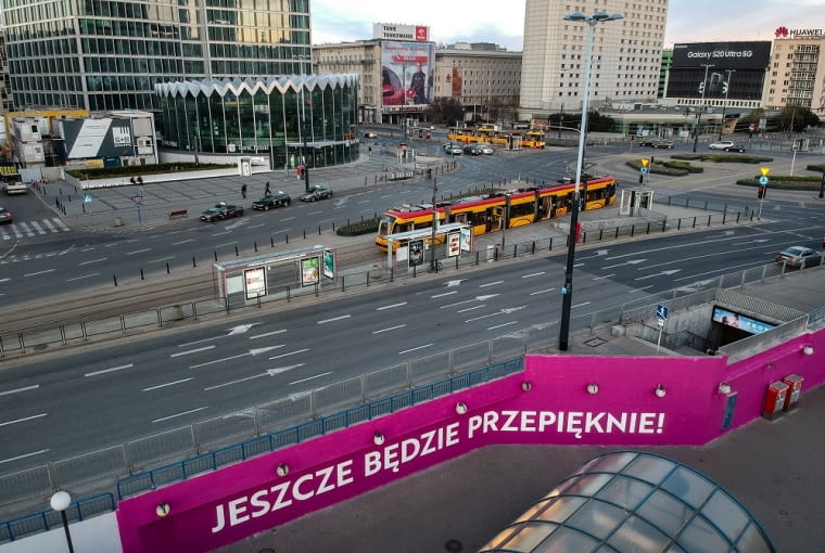 Mural od Good Looking Studio przy stacji metra Centrum w Warszawie