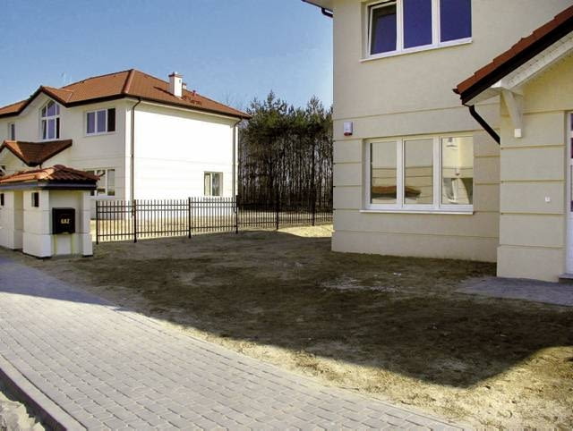 Każdy dom rzuca cień - tym dłuższy, im wyższy budynek. Dlatego sąsiednie zabudowania stanowią zagrożenie dla ogrodu OLYMPUS DIGITAL CAMERA