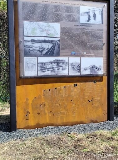 Tablica przy stacji kolejoweh Orchówek