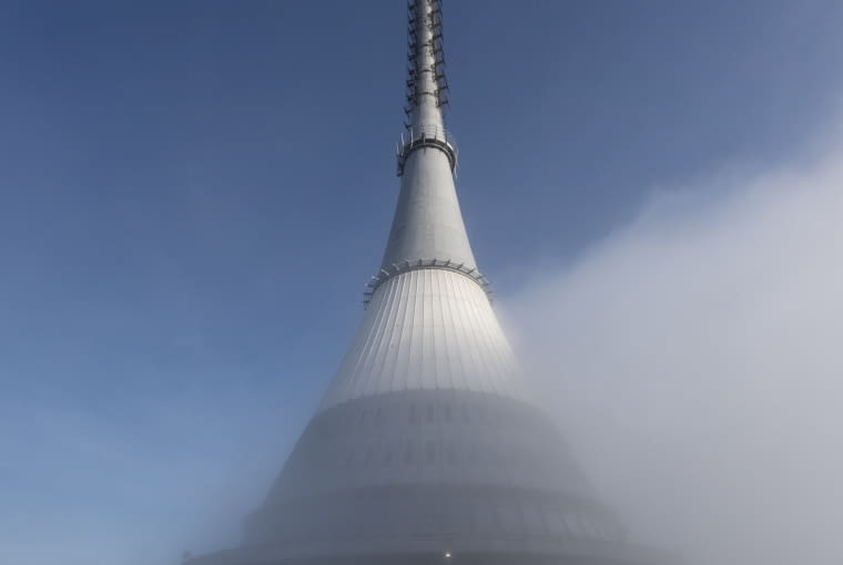 Hotel i nadajnik telewizyjny na górze Ještěd (Czechy, dawna Czechosłowacja), proj. Karel Hubáček z zespołem z pracowni SIAL, konstrukcja Zdeněk Patrman, 1966–1973 Hotel i nadajnik telewizyjny na górze Ještěd (Czechy, dawna Czechosłowacja), proj. Karel Hubáček z zespołem z pracowni SIAL, konstrukcja Zdeněk Patrman, 1966–1973
