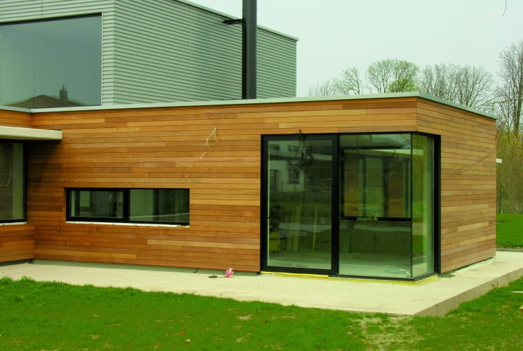 Deska elewacyjna może przybrać wiele atrakcyjnych form. Wpływ na to ma między innymi gatunek drewna, zupełnie inne cechy ma bowiem np. modrzew syberyjski czy świerk skandynawski, które znacząco różnią się od drewna egzotycznego Deska elewacyjna może przybrać wiele atrakcyjnych form. Wpływ na to ma między innymi gatunek drewna, zupełnie inne cechy ma bowiem np. modrzew syberyjski czy świerk skandynawski, które znacząco różnią się od drewna egzotycznego