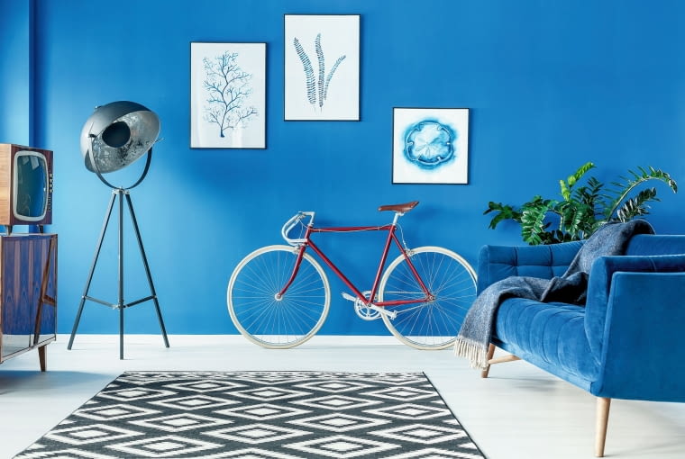 Bezpiecznie ustawiony. Rower we wnętrzu możemy po prostu postawić pod ścianą. Z pewnością będzie ładnie wyglądał, ale by się nie przewracał za każdym szturchnięciem, zamocujmy haczyk, który go utrzyma w jednym miejscu.