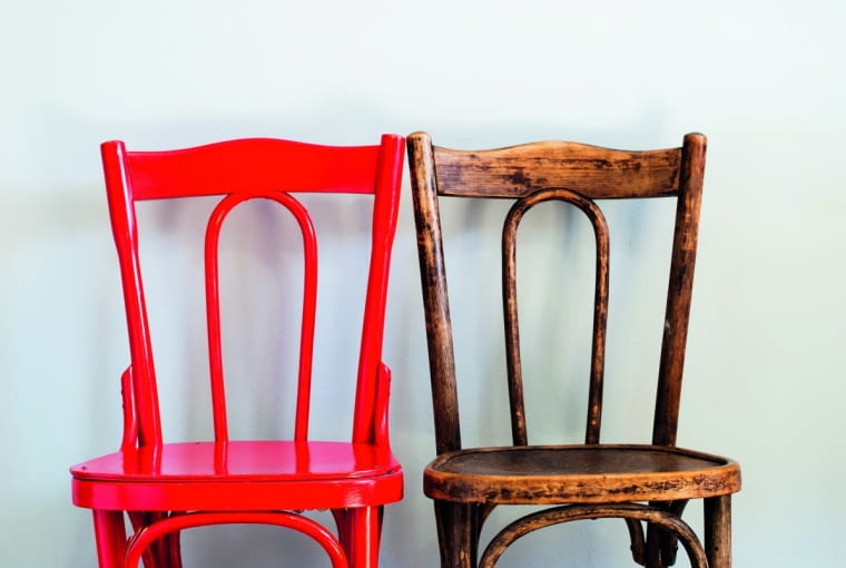 W nowej odsłonie. Znudziło ci się ponure brązowe krzesło? Złap za pędzel. To naprawdę nie zajmie dużo czasu. Pomogą uniwersalne farby kredowe, którymi pomalujesz drewno, płytę MDF, szkło, metal, plastik. Mebelka nie trzeba wcześniej gruntować ani szlifować, wystarczy odtłuścić go wodą z płynem do mycia naczyń.