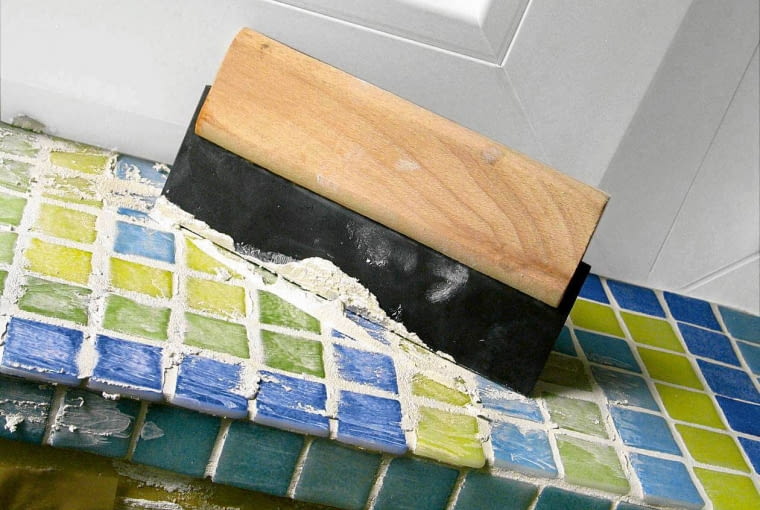 KROK 6. Pojedynczym paskiem mozaiki wykańczamy rant. Gdy zaprawa stwardnieje, nanosimy fugę w kolorze neutralnym albo dobranym do barwy w mozaice. 17.11.2006 WARSZAWA SESJA PARAPET WNETRZA OKNO PARAPET ; SPOSOB NA ODNOWIENIE STAREGO PARAPETU - WYKONANIE PARAPETU Z MOZAIKI STYLIZACJA MARIANNA BAUMAN DLA CZASOPISMA CZTERY KATY FOT. ARKADIUSZ SCICHOCKI / AGENCJA GAZETA PUBLIKACJA CZTERY KATY NR 1 (183) - 1.2007 SLOWA KLUCZOWE: MAJSTERKOWANIE - MODELARSTWO REMONTY ZDJĘCIE DO WKŁADKI: PUBLIKACJA CZTERY KATY NR 1 (183) - CZASOPISMA