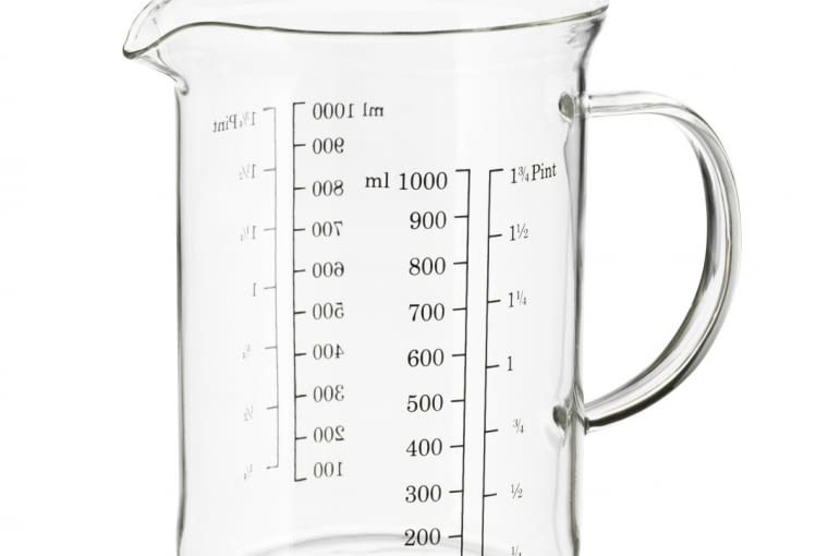 Szklany dzbanek z podziałką może służyć do serwowania napojów lub jako miarka. VARDAGEN, poj. 1 l 19,99 zł IKEA.