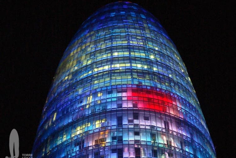 Tym, co wyróżnia Torre Agbar jest nie tylko organiczny kształt, ale żywa fasada, w dzień przypomina srebrzystą łuskę ponacinaną nieregularnymi otworami, w nocy mieni się setkami barw za pomocą 2500 świateł LED. jean nouvel, herzog and de meuron, antonio gaudi, top 10, santiago calatrava, barcelona, hiszpania, architektura