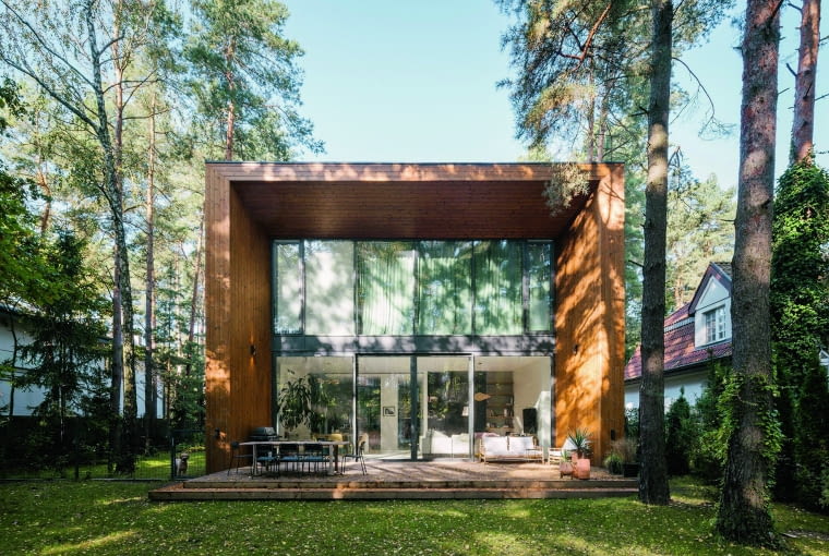 Projekty domów z płaskim dachem to przede wszystkim  wygodny podział funkcji. Pokój dzienny, kuchnia, czy  sypialnie domowników są zlokalizowane na jednym  poziomie. Wszystkie mogą mieć bezpośrednie wyjście   do ogrodu, wprost na taras lub trawnik, dzięki czemu  pozwalają dorosłym i dzieciom na bliski kontakt z naturą