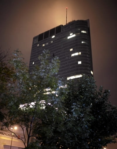 Budynek Rondo 1 24.10.2009 WARSZAWA , " NIEBO NAD WARSZAWA " - FINAL ATRAKCJI PRZYGOTOWANYCH PRZEZ CENTRUM NAUKI KOPERNIK . OTWARTY DLA ZWIEDZAJACYCH BIUROWIEC ONZ -1 NA KILKA GODZIN ZAMIENIL SIE W MIEJSCE FABULARNEJ GRY ASTRONOMICZNEJ.