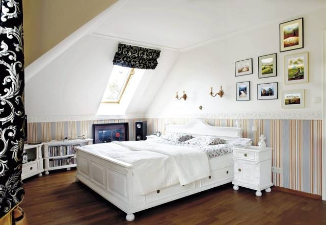 Na pierwszy rzut oka - jednorodny stylistycznie wystrój. Jednak uważny obserwator dostrzeże kompromisowe podejście gospodarzy. Na przykład porcelanowy świecznik w kształcie aniołka zdradza gust pani domu, a prosty budzik, płyta Milesa Davisa oprawiona w czarną ramę i sprzęt grający świadczą o zainteresowaniach jej męża. Na pierwszy rzut oka - jednorodny stylistycznie wystrój. Jednak uważny obserwator dostrzeże kompromisowe podejście gospodarzy. Na przykład porcelanowy świecznik w kształcie aniołka zdradza gust pani domu, a prosty budzik, płyta Milesa Davisa oprawiona w czarną ramę i sprzęt grający świadczą o zainteresowaniach jej męża.