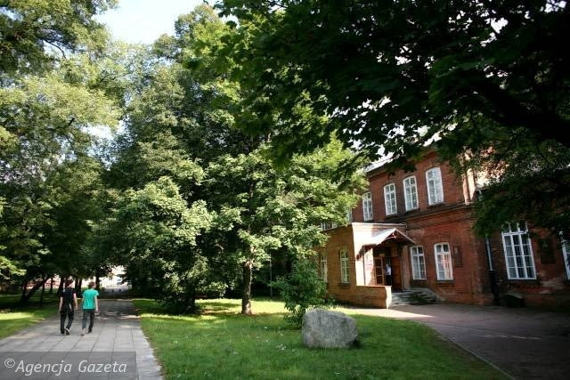 Dział Zbiorów Specjalnych GBL. Wcześniej mieścił się tu Szpital Ujazdowski. Tradycja szpitala sięga aż 1792 roku, kiedy to powstał pierwszy lazaret wojskowy w Warszawie, do którego trafiali ranni w Powstaniu Kościuszkowskim. 27.08.2009 WARSZAWA , BIBLIOTEKA LEKARSKA W PARKU PRZY CENTRUM SZTUKI WSPOLCZESNEJ FOT. BARTOSZ BOBKOWSKI / AGENCJA GAZETA