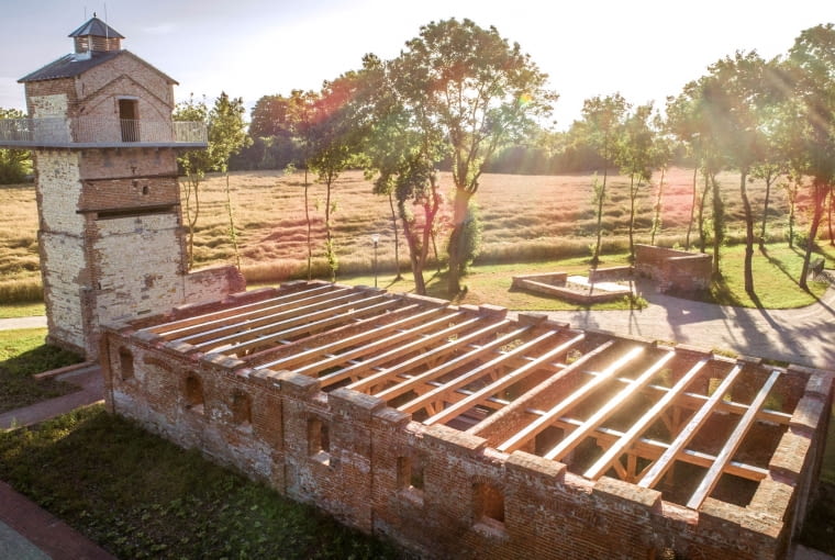 Park na Podzamczu w Łęcznej - ruiny folwarku. Park na Podzamczu w Łęcznej - ruiny folwarku.