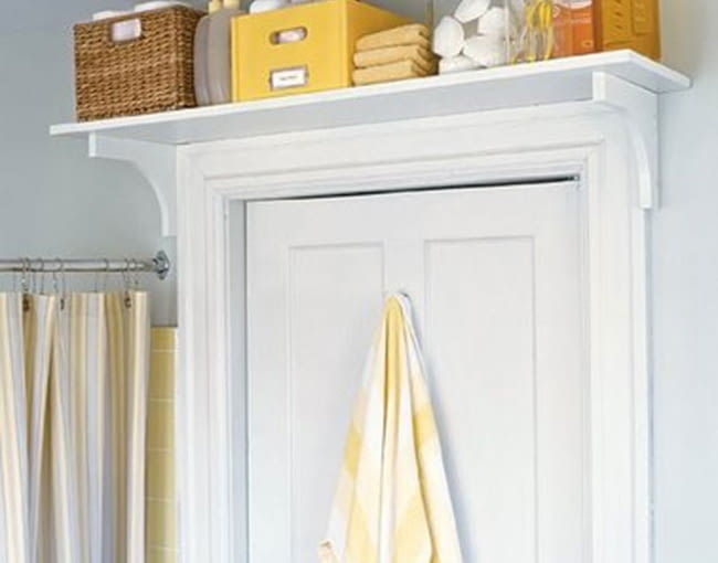 Kiedyś nad drzwiami montowane były pawlaczem, dziś lepiej się sprawdzą lekkie półki, które dostarczą dodatkowego miejsca na przechowywanie.